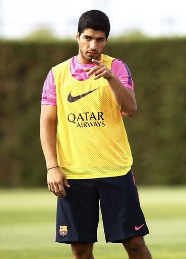 バルセロナに合流したスアレス、「過ちの代償を支払っている」