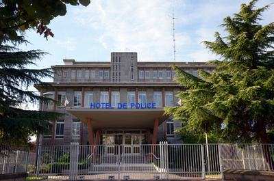 逃亡中の男が自ら死亡広告、祖母と警察が「葬儀に参列」フランス