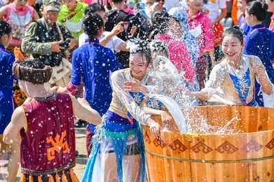 「七夕」を祝う水かけ祭り 1万人が参加 海南省