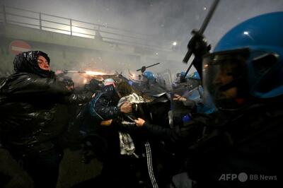 「山を解放せよ！」 ミラノ・コルティナ五輪めぐる抗議デモで衝突発生