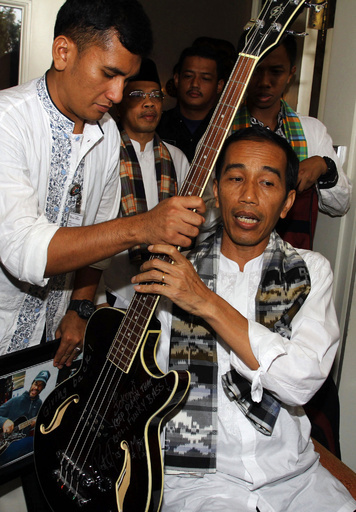 「メタリカ」から贈られたベース、テレビで披露したら汚職審査対象に