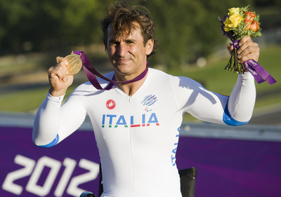 両脚切断の元F1ドライバー、衝突事故後の状態は「深刻」