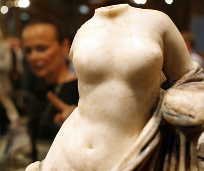 裸像がパスポートに、イスラム圏旅行に懸念も キプロス