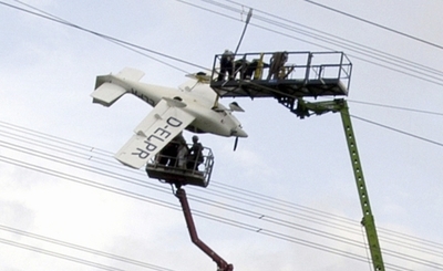 ドイツ南部、高圧線に軽飛行機ひっかかる