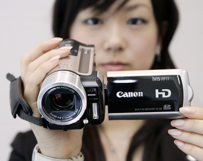 キヤノンの新型ビデオカメラ「iVIS HF11」
