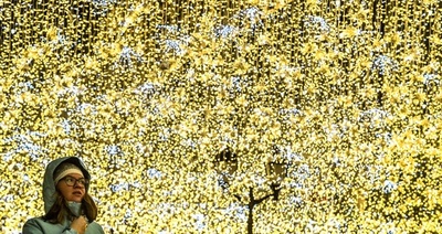 もうすぐクリスマス、光の装飾で輝くモスクワの街