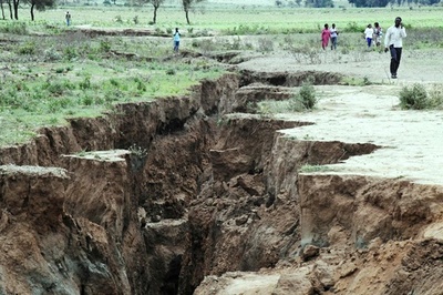 ケニアに巨大な地割れ出現