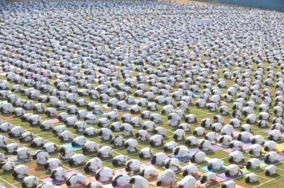 5000人でヨガのポーズ、インド