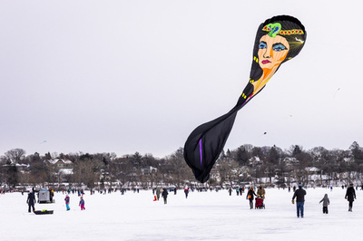 【今日の1枚】曇天に鮮やかな顔、米ミネソタ州でたこ揚げ大会