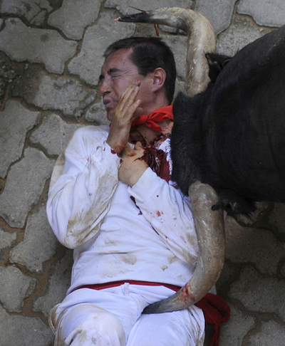 スペイン牛追い祭り、激しく突かれる参加者