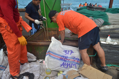 フィリピンのサンゴ礁で中国船が座礁、実はセンザンコウ密輸船
