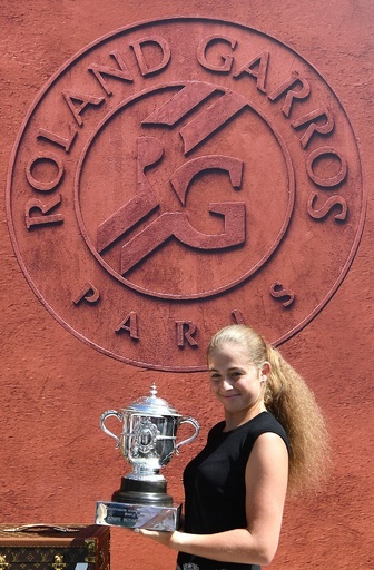 新全仏女王オスタペンコ、RGでポートレート撮影