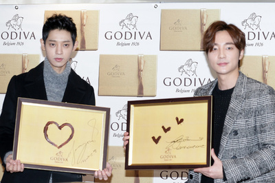 ソウルでゴディバのイベント、歌手のチョン・ジュヨンとロイ・キム登場