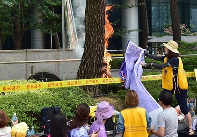 韓国の日本大使館前で男性が焼身自殺図る、慰安婦問題の集会で