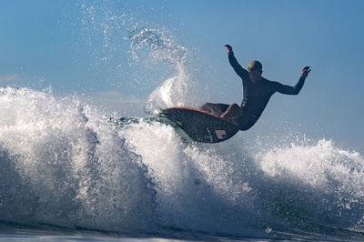 サーフィン各国代表選手、五輪会場で調整