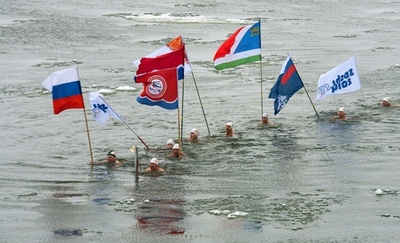 極寒のアムール川で水中聖火リレー