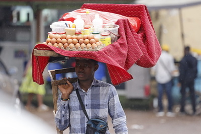 【今日の1枚】商品は頭の上に、カメルーンの行商人