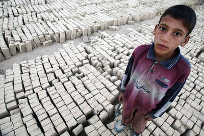 日当800円、イラクのレンガ工場で働く人々