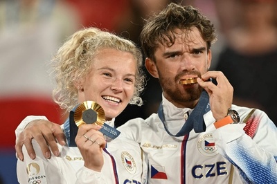 チェコのシニアコバ/マハッチ組が金 パリ五輪テニス混合複