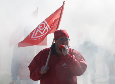 独最大の労組、「2年間の週28時間労働」を要求 ストにも言及