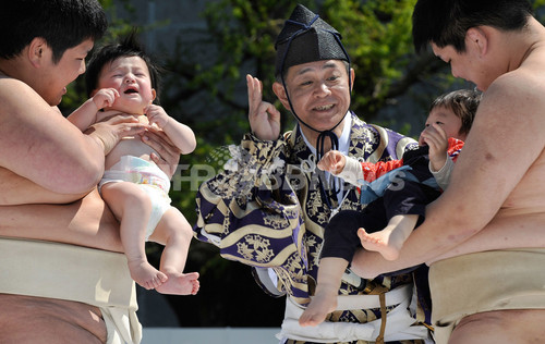 びえーん 泣いたら勝ちの泣き相撲 浅草 写真7枚 ファッション ニュースならmode Press Powered By Afpbb News