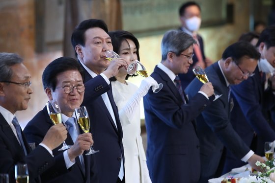 就任祝賀宴会で乾杯酒を飲む尹錫悦大統領(c)news1