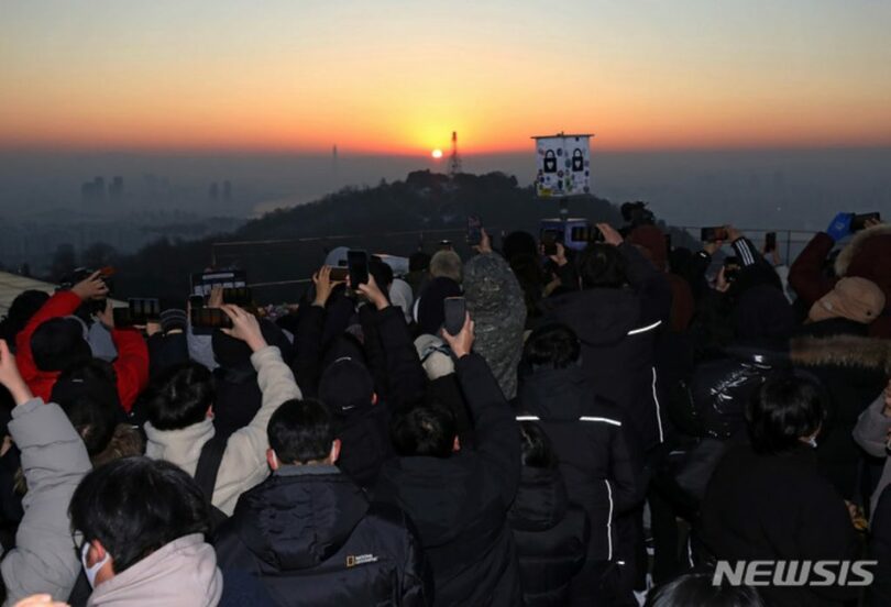 1日午前、ソウル・南山公園で日の出を見る市民ら(c)NEWSIS