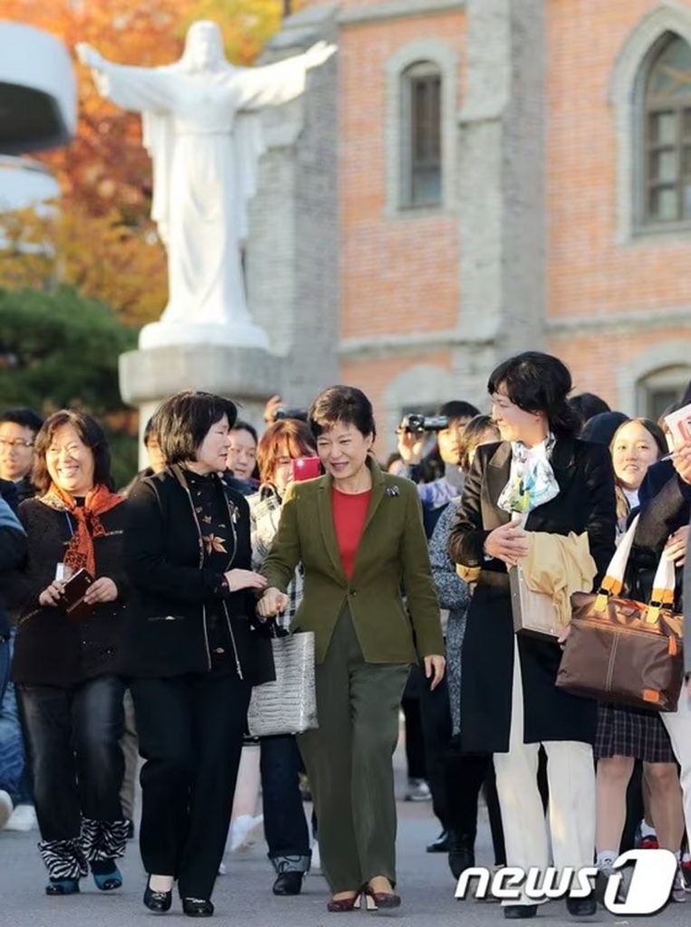 母校の聖心女子高校を訪れ、女子高校の同窓生らとあいさつを交わすパク・クネ（朴槿恵）元大統領(c)news1