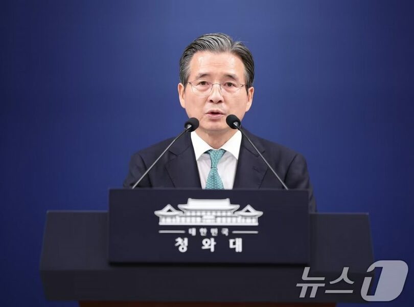 大統領歴訪の日程について説明するキム・ヨンボム政策室長＝22日、青瓦台春秋館 (c)news1