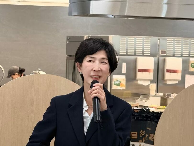 「チャルル」のメディア向け試食会で、発売100日を迎える感想を語る三養食品のキム・ジョンス会長＝10月7日(c)news1