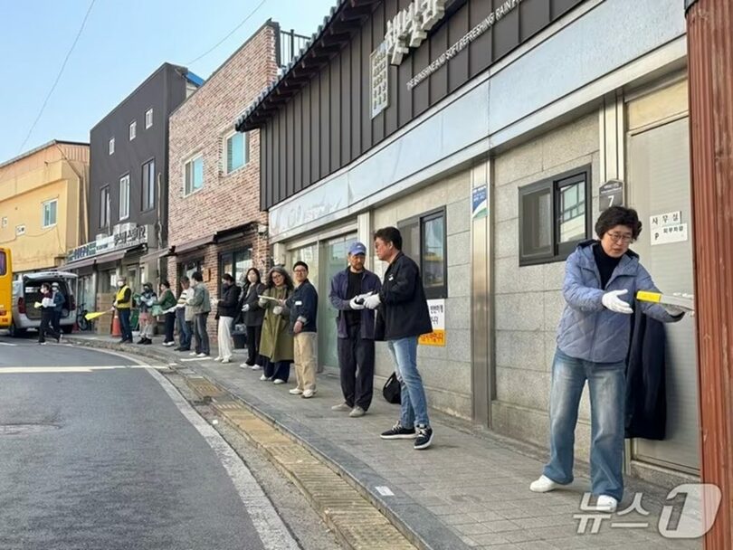 独立書店「ナビナルダ書店」の引っ越しを手伝う市民ら(c)news1