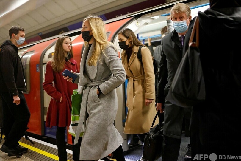 英コロナ感染、3日連続で最多 オミクロン株の「津波」到来