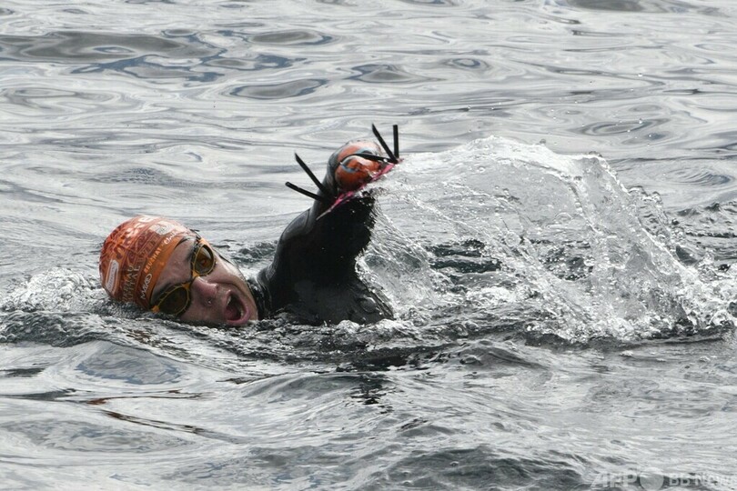 四肢切断のパラ競泳選手、世界最標高の湖縦断に挑戦