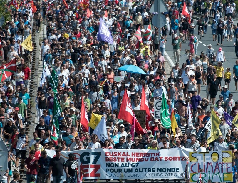 G7サミット開催地周辺でデモ、仏警察 催涙ガスなど使用