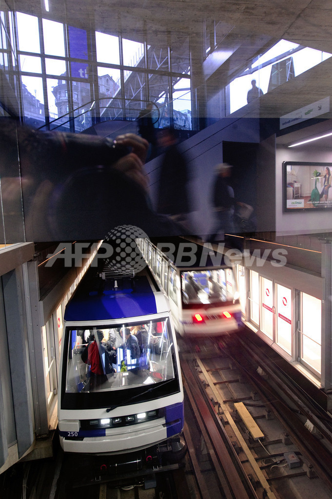 スイス初の地下鉄が運行開始