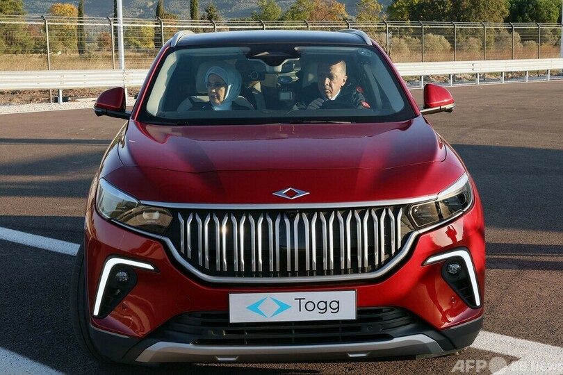 トルコ初、EV生産工場の開業式 大統領自ら運転も