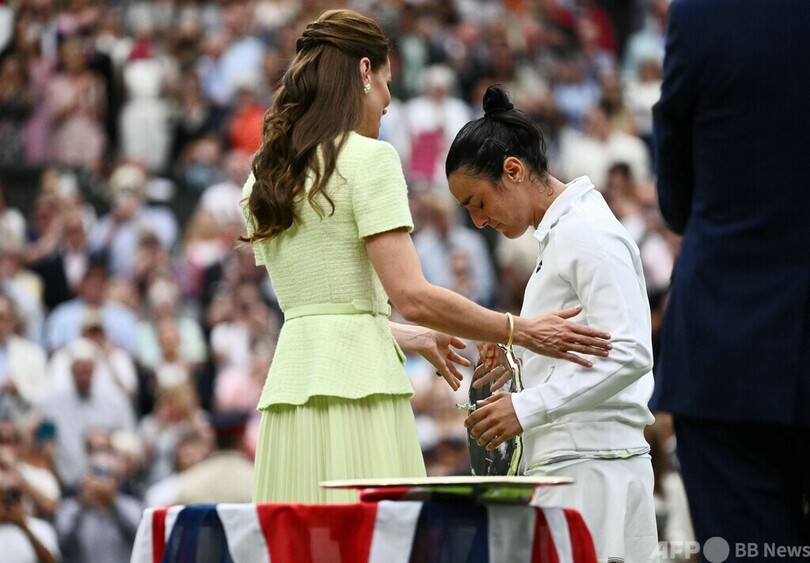 涙のジャバーにキャサリン妃が慰めのハグ ウィンブルドン