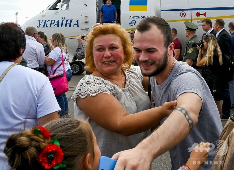 ロシアとウクライナが拘束者交換、緊張緩和への「第一歩」