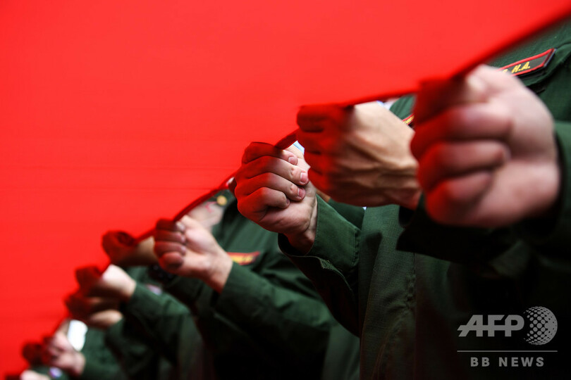 【今日の1枚】巨大国旗に敬意、ロシアの記念日