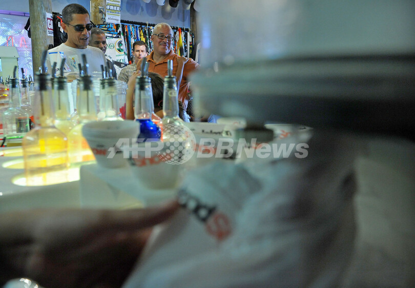 オバマ大統領一家、かき氷で楽しむハワイの休暇