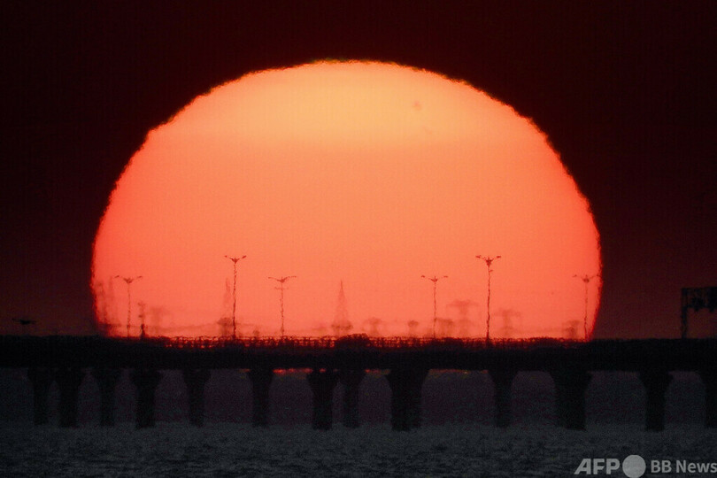 【今日の1枚】橋の向こうに沈む夕日、クウェート市