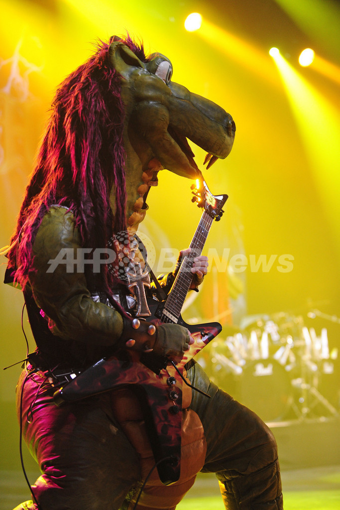 「恐竜ヘビメタバンド」に子どもたち大熱狂、フィンランド