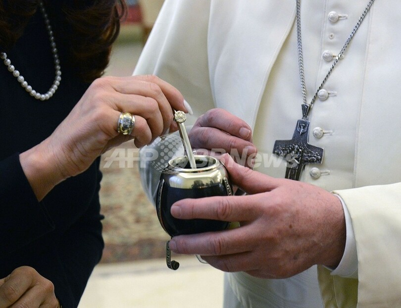 アルゼンチン大統領、新法王にフォークランド諸島問題の仲裁を要請