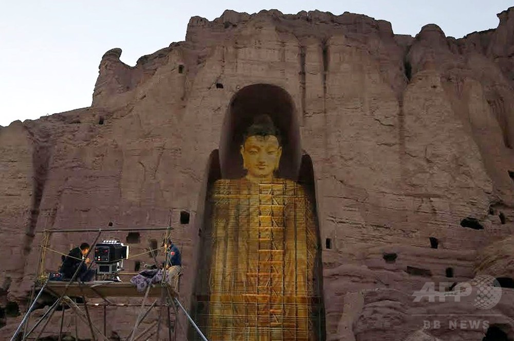 破壊されたバーミヤン石仏、映像投影で再現 アフガニスタン 写真2枚 