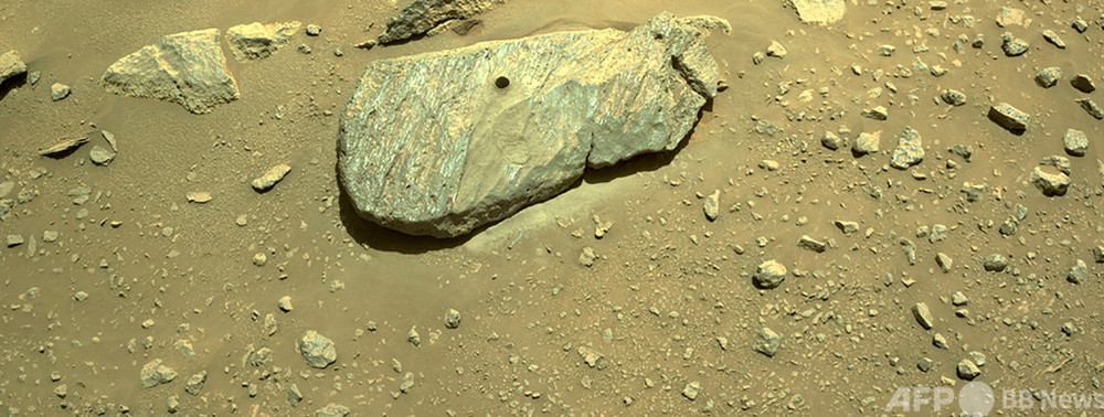 NASA探査車、火星の岩石採取に成功