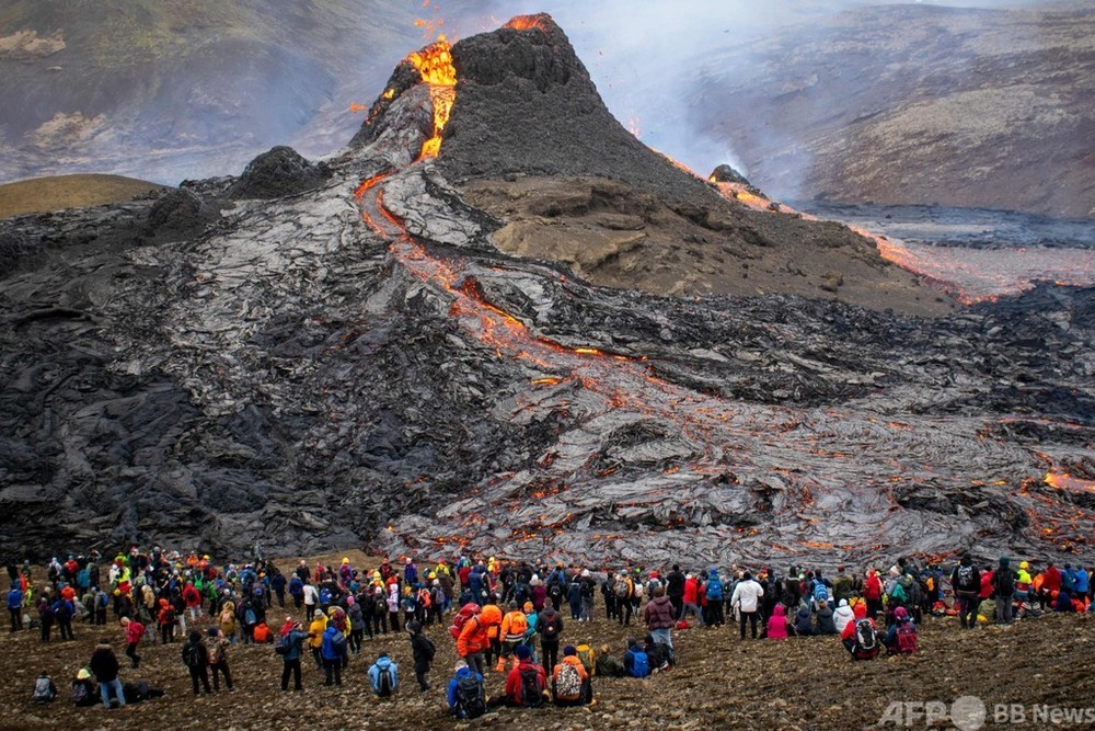 アイスランドの火山噴火で大勢の見物客、ホットドッグ焼く人も