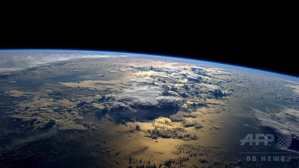 オレンジに染まる大海原 宇宙から見た地球の日の出 写真1枚 国際ニュース Afpbb News オレンジに染まる大海原 宇宙から見た地球の日の出 写真1枚 国際ニュース Afpbb News