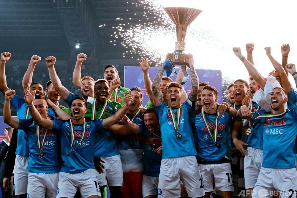 ナポリが最終節勝利、ファンの前で優勝トロフィー掲げる 写真6枚 国際