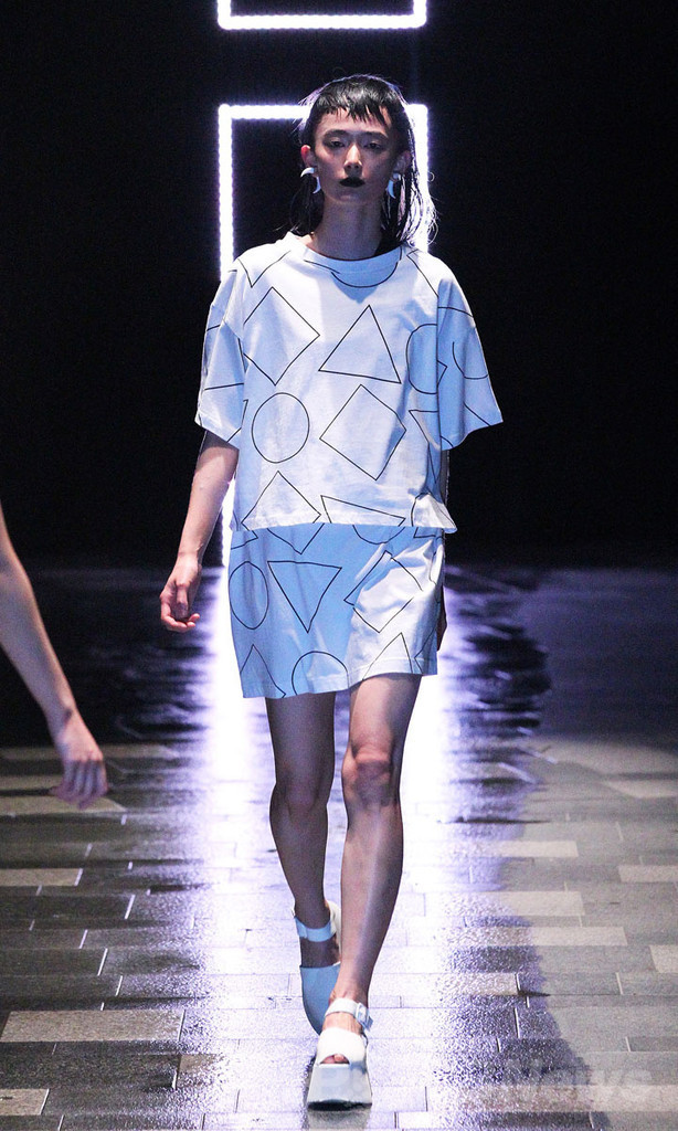 「i（アイ）」2014年春夏コレクション発表、「神聖かまってちゃん」ドラムパフォーマンスも