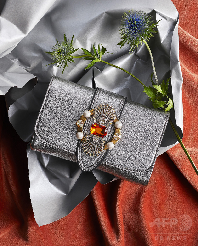 「ミュウミュウ」ホリデーシーズンにぴったりの新作コレクション